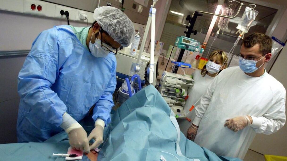 Une équipe médicale au chevet d'un patient atteint de coronavirus.