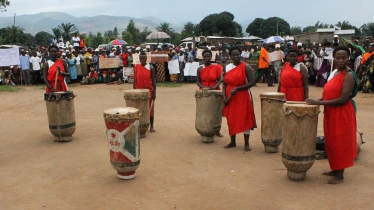 Des femmes "tambourinaires" à Kinama.