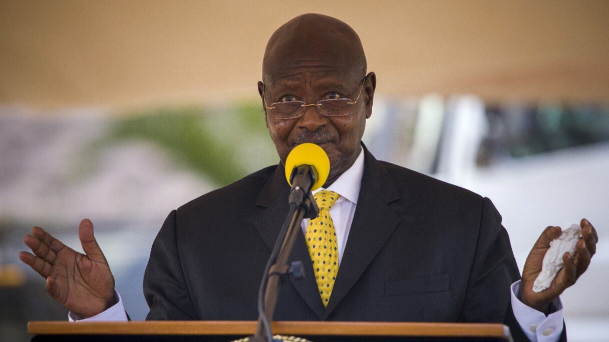 Le président ougandais Yoweri Museveni prend la parole lors de la cérémonie d'investiture de son sixième mandat au Kololo Ceremonial Grounds à Kampala, en Ouganda, le 12 mai 2021.