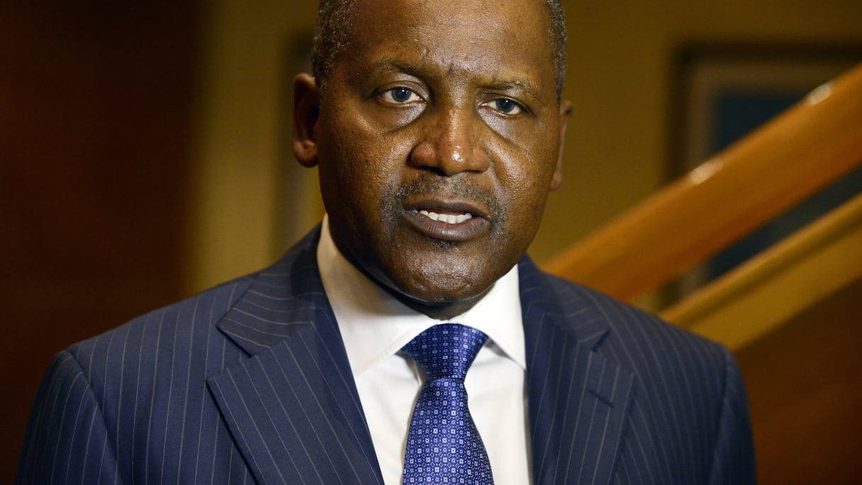 L'homme le plus riche d'Afrique, Aliko Dangote, prend la parole lors d'une cérémonie d'envoi de 250 agents de santé nigérians en mission de lutte contre le virus Ebola dans les pays d'Afrique de l'Ouest touchés et de lancement d'une initiative africaine opérant sous le hashtag '#AfricaAgainstEbola' à Lagos le 3 décembre 2014.