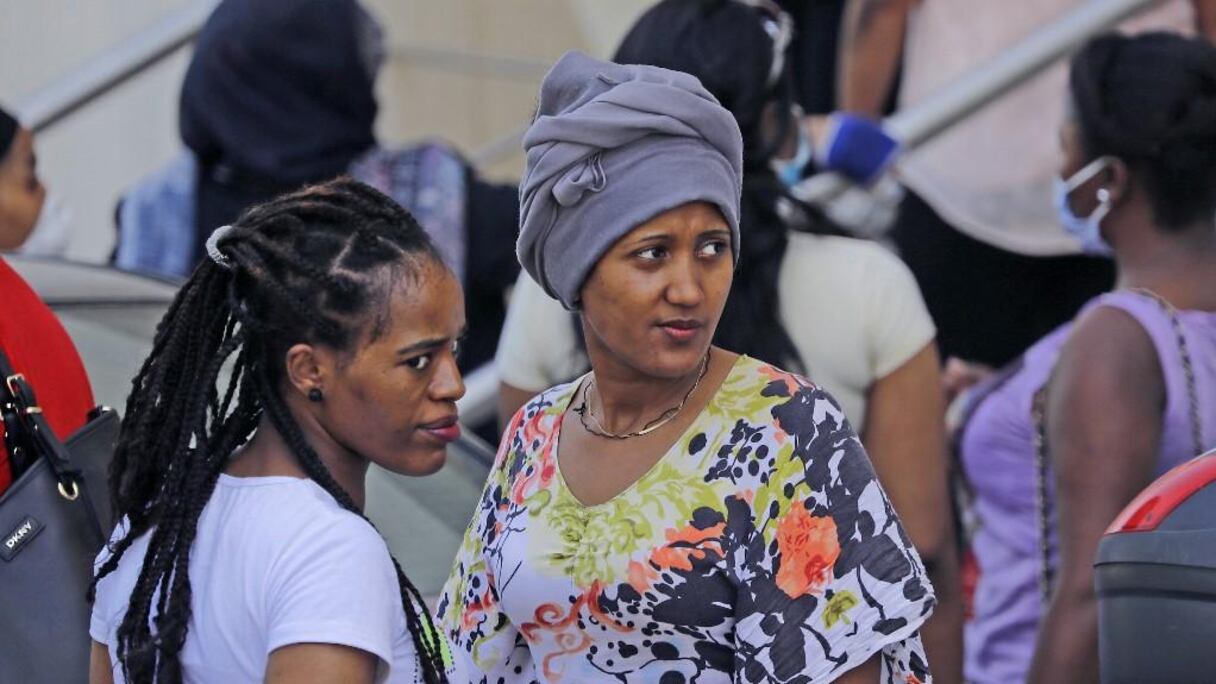 Des domestiques éthiopiennes attendent devant le consulat d'Ethiopie à Hazmieh, une banlieue de Beyrouth, pour s'enregistrer en vue de leur rapatriement, le 18 mai 2020.