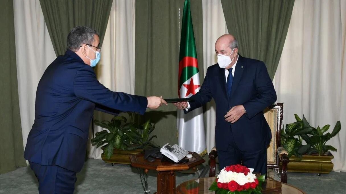Abdelaziz Djerad remettant sa démission et celle de son gouvernement au président Abdelmadjid Tebboune.