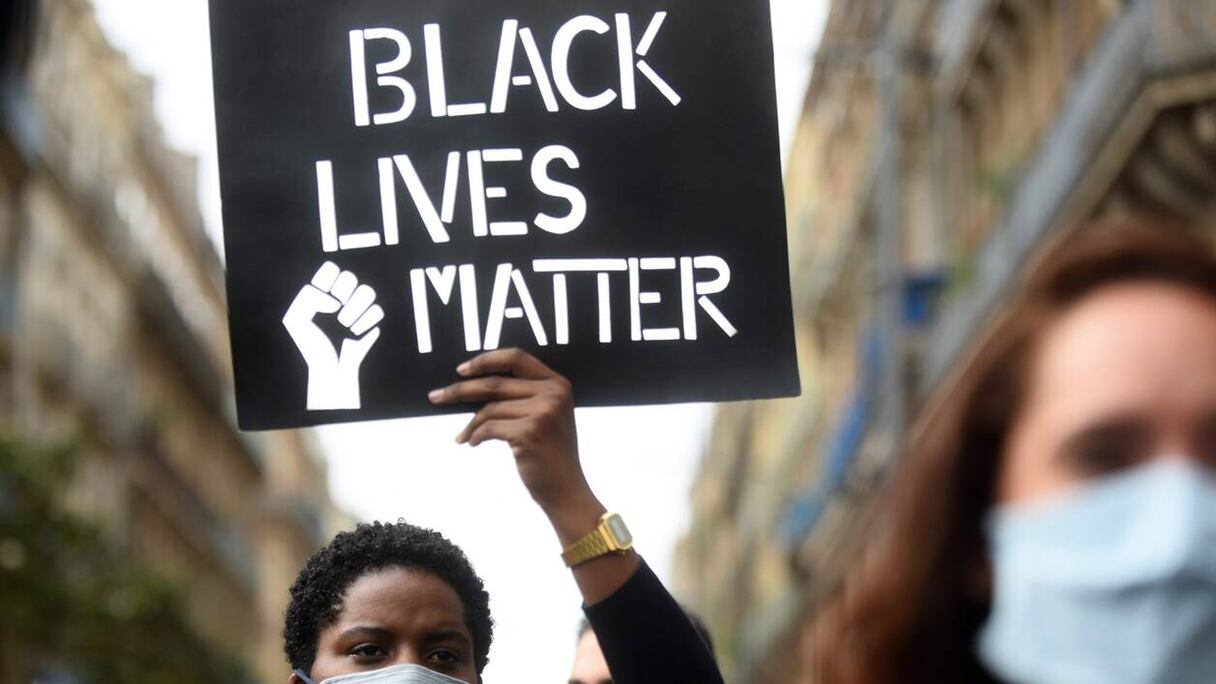 Un manifestant lors d’un rassemblement en hommage à George Floyd et Adama Traoré à Toulouse, le 10 juin 2020.