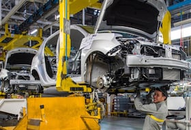 Un ouvrier travaille sur une chaîne de montage automobile à l'usine Renault de Melloussa, près de Tanger, le 12 mars 2018.