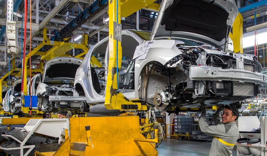 Un ouvrier travaille sur une chaîne de montage automobile à l'usine Renault de Melloussa, près de Tanger, le 12 mars 2018.