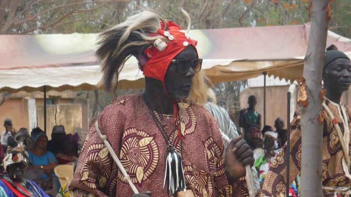 Un Saltigué -prêtre animiste sérère- lors de séances divinatoires en 2015.