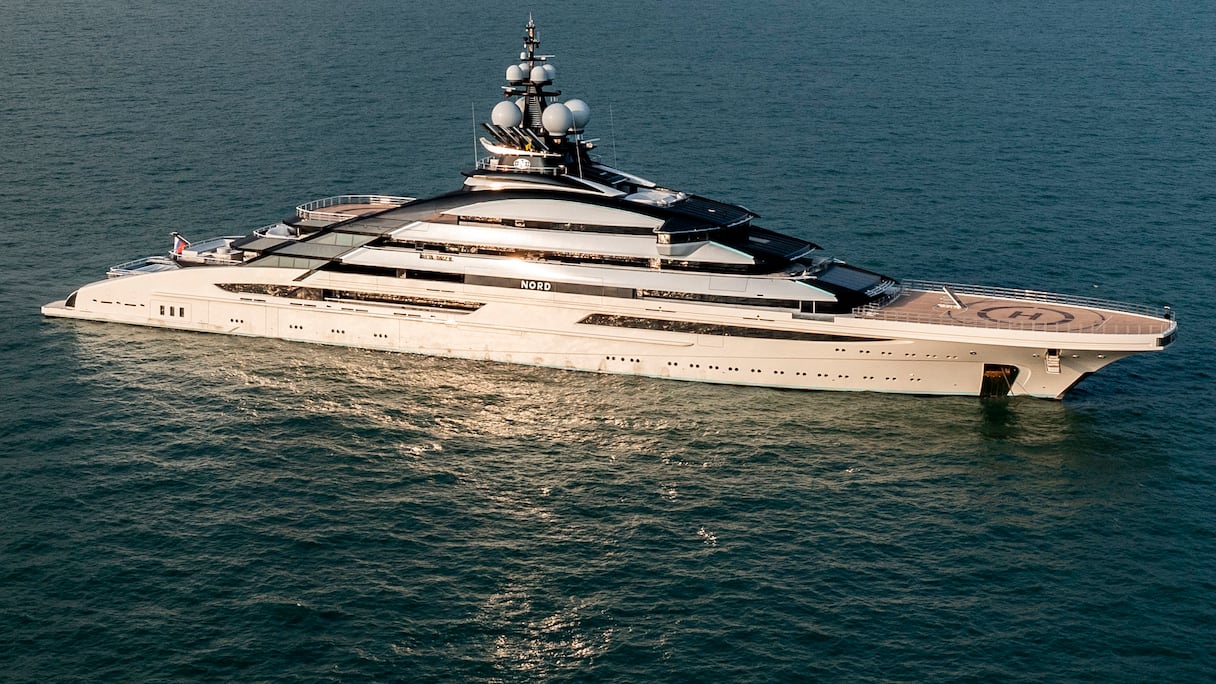 Le mégayacht de luxe Nord, qui serait lié au milliardaire Alexei Mordashov, est vu ancré dans les eaux de Hong Kong le 7 octobre 2022.