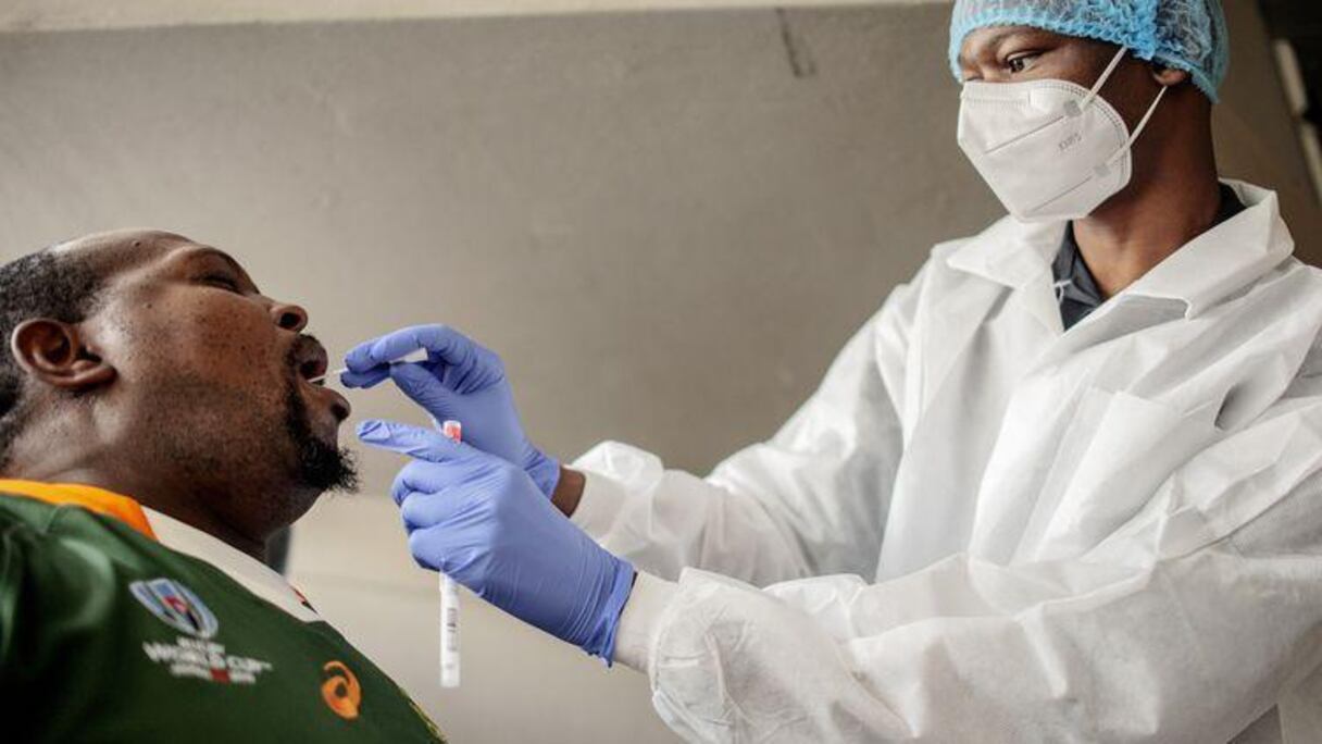 Un patient subit un test salivaire de dépistage du Covid-19 au Lancet Nectare Hospital de Johannesburg, le 18 décembre 2020.