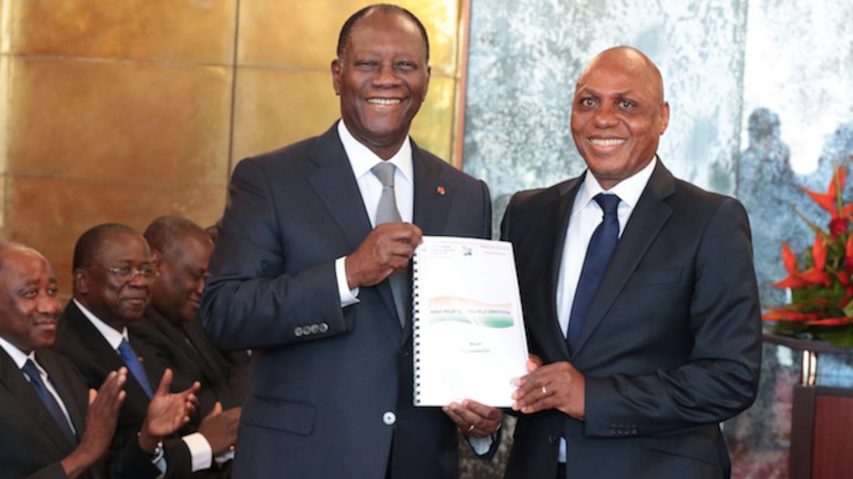 Alassane Ouattara recevant une copie de l'avant-projet de la nouvelle constitution ivoirienne.