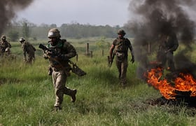 De nouvelles recrues participent à un exercice d'entraînement dans un lieu tenu secret, près de la ligne de front dans la région de Zaporijia, en pleine invasion russe de l'Ukraine