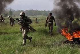 De nouvelles recrues participent à un exercice d'entraînement dans un lieu tenu secret, près de la ligne de front dans la région de Zaporijia, en pleine invasion russe de l'Ukraine