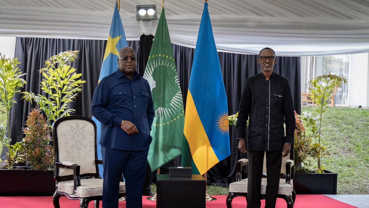 Le président rwandais Paul Kagame (R) et le président de la République démocratique du Congo (RDC), Felix Tshisekedi, posent pour une photo à l'hôtel Serena de Rubavu, au Rwanda, le 25 juin 2021, où ils se sont rencontrés pour des discussions.
