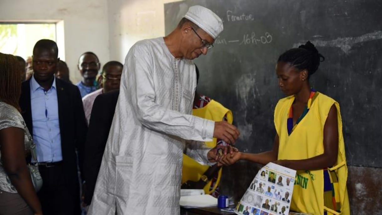 Le Premier ministre et candidat à la présidentielle, Lionel Zinsou (c), vote le 6 mars 2016 à Cotonou
© AFP PIUS UTOMI EKPEI