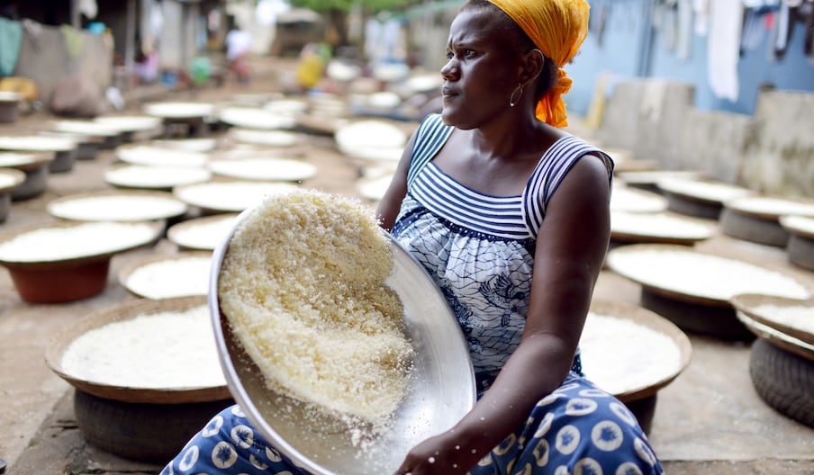 À Abidjan, une femme tamise de la farine de manioc pour la préparation de l'attiéké, un classique de la cuisine ivoirienne