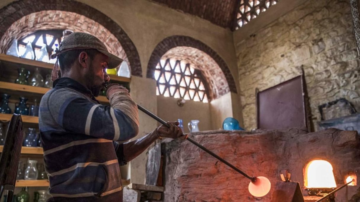 Un verrier à la "Cité des morts", au Caire.