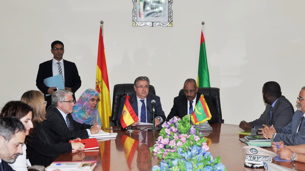 Le ministre mauritanien de l'Intérieur et de la décentralisation Ahmedou Ould Abdalla (C-D) et le Eespagol de l'intérierJuan Ignacio Zoido (C-G) lors d'une séance de travail à Nouakchott en Mauritanie ou le ministre Espagnol est arrivé le 12 février 2018 pour une visite de travail.