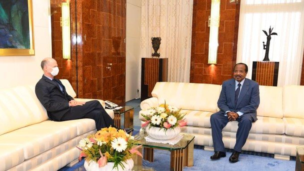 Paul Biya, président du Cameroun et Christophe Guilhou, ambassadeur de France à Yaoundé.