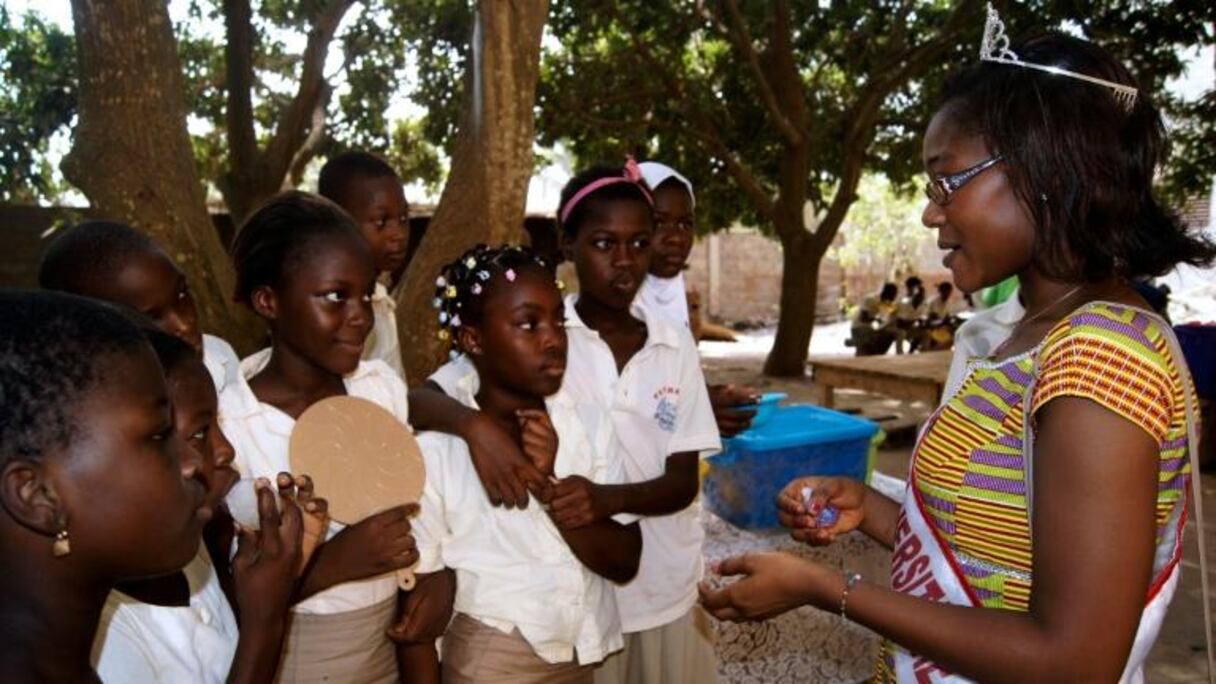 Zita Totu "princesse vierge 2014" s'adresse à des écoliers à Lomé, le 22 février 2016.