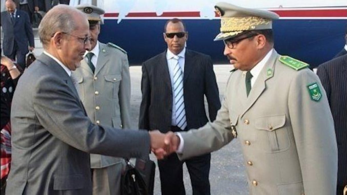 Poignée de main entre le dernier président civil, Sidi Ould Cheikh Abdallahi et le général Mohamed Ould Abdel Aziz, actuel président.