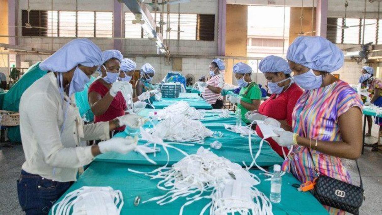 Les religieux capucins confectionnent des masques de protection contre le Covid-19 pour venir en aide aux populations vulnérables.