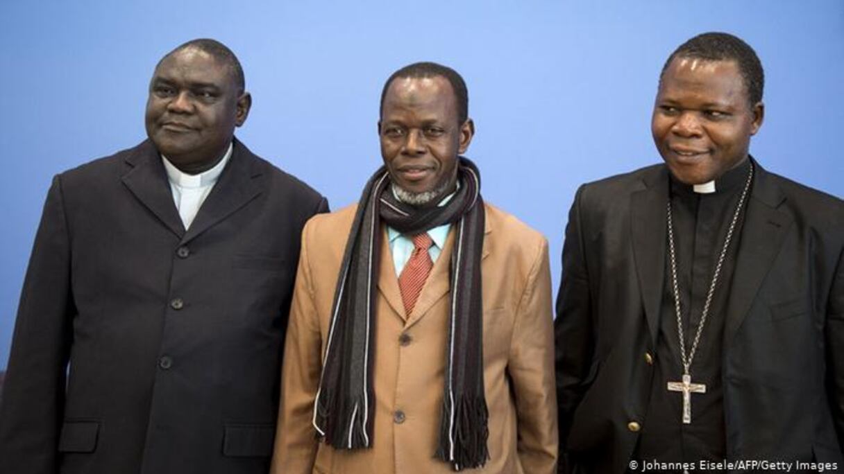 L’imam Oumar Kobine entouré du cardinal Dieudonnée Nzapalainga (à droite) et du pasteur Nicolas Guerekoyame-Gbangou (à gauche).