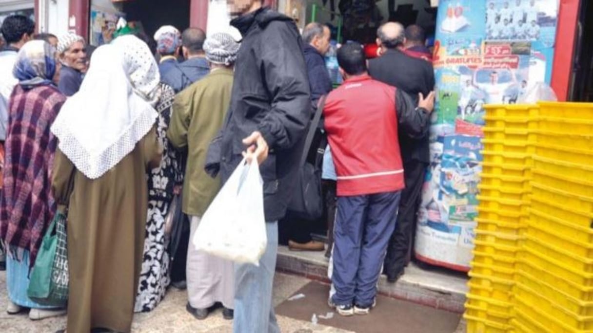 Pénurie de lait en Algérie: il faut de longues files d'attente pour être approvisionné.