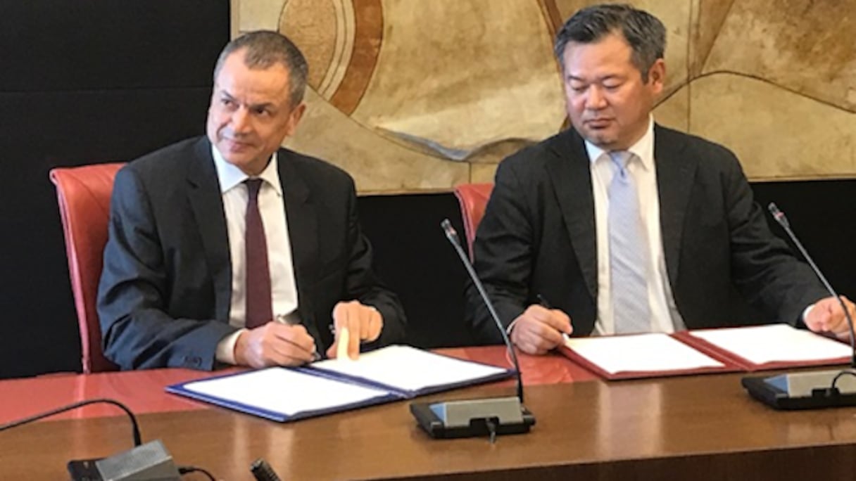 Boubker Jai, directeur général du groupe Attijariwafa bank, et Ikari Data, directeur général en charge du Business development department, à Sumitomo Corporation Europe Ltd.