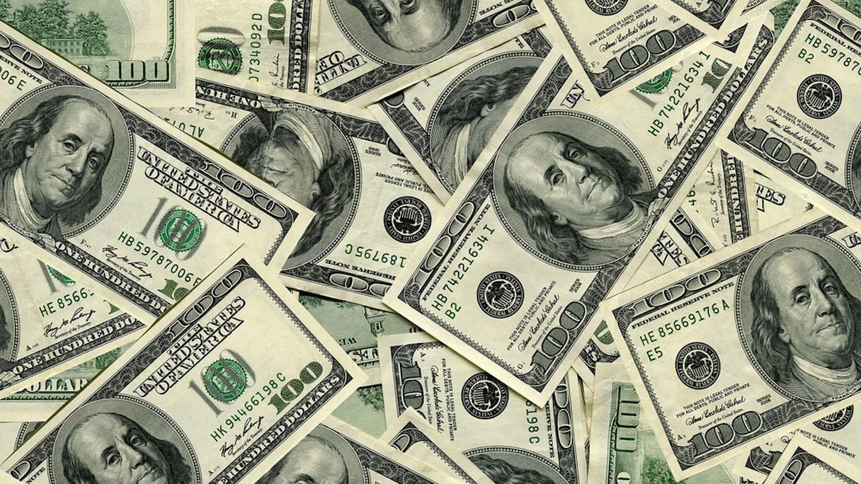 Des billets de dollars américains.