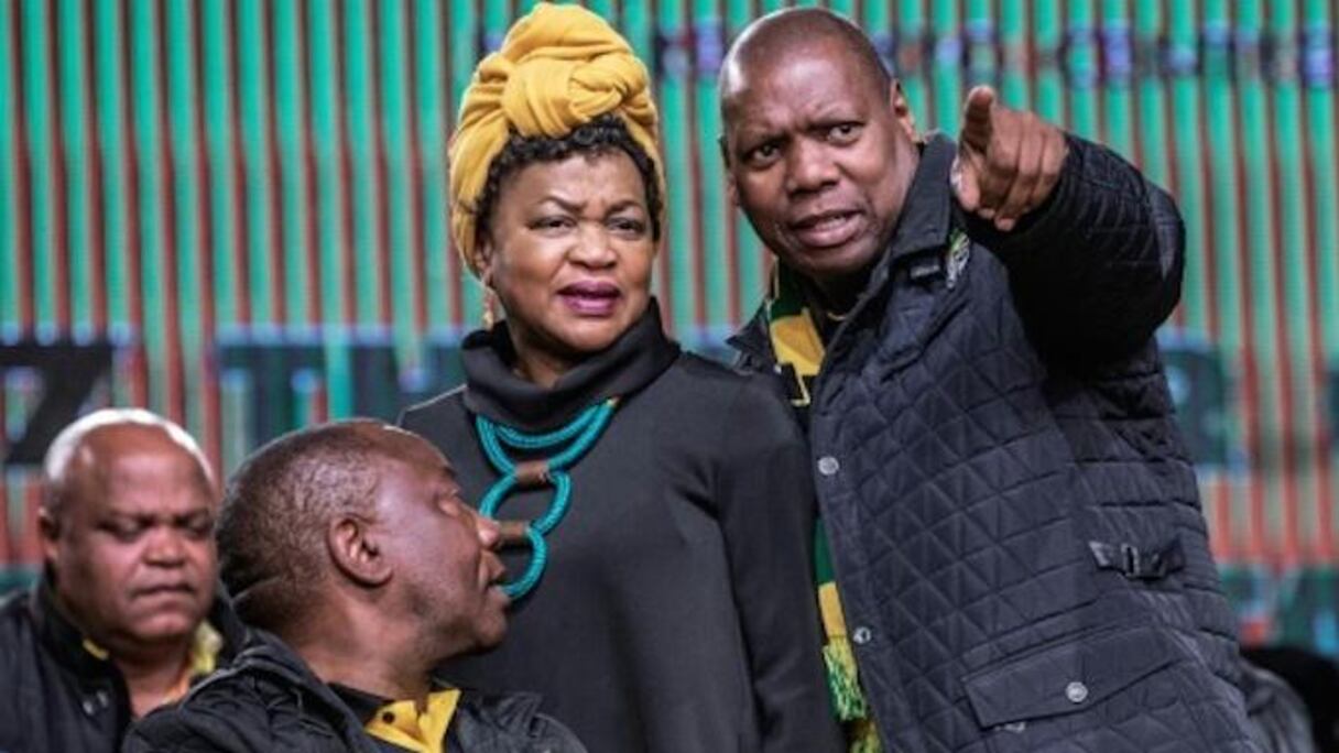 Le trésorier de l'ANC Zweli Mkhize (d) avec la présidente du parlement sud-africain Baleka Mbete le 30 juin 2017 à Johannesburg.