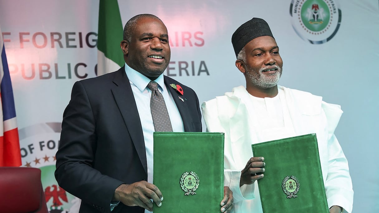 Le ministre britannique des Affaires étrangères David Lammy (gauche) et le ministre nigérian des Affaires étrangères Yusuf Tuggar après la signature d'un partenariat stratégique à Abuja le 4 novembre 2024.