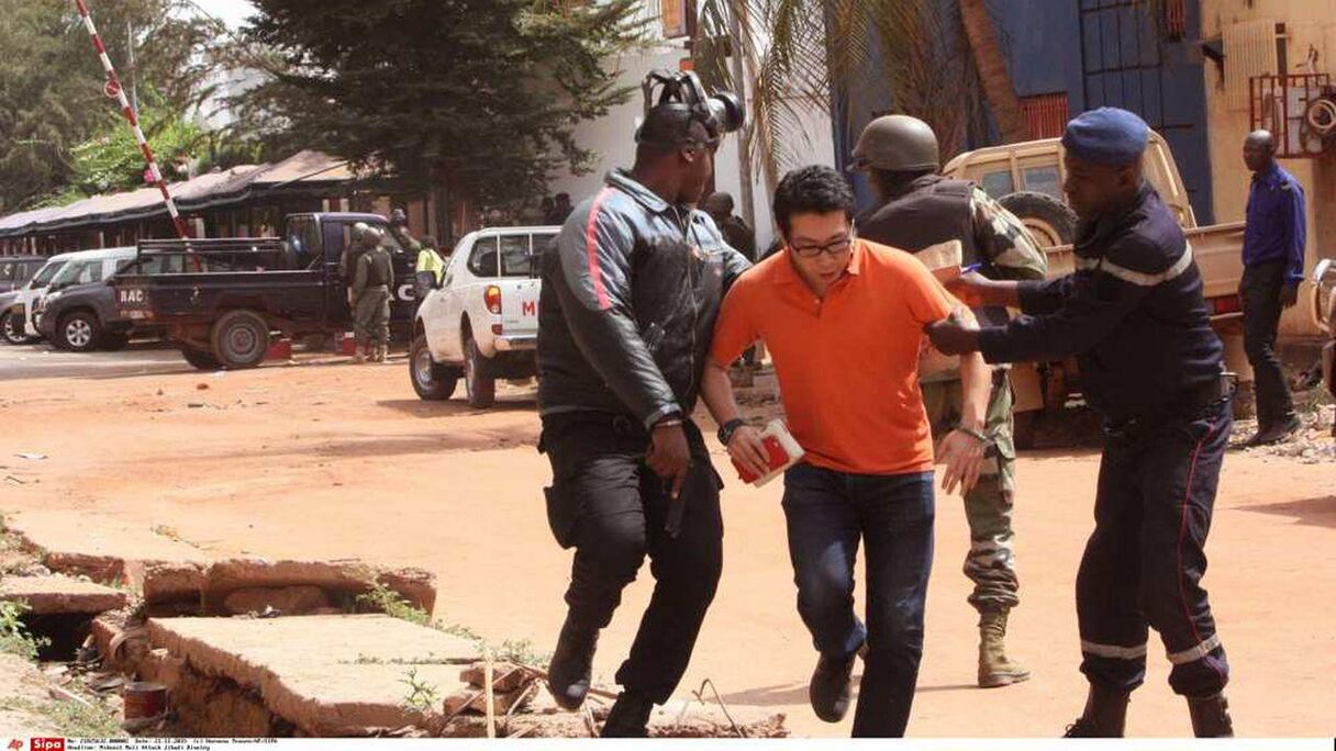 Evacuation de touristes lors de l'attaque terroriste du Radisson Blu de Bamako.