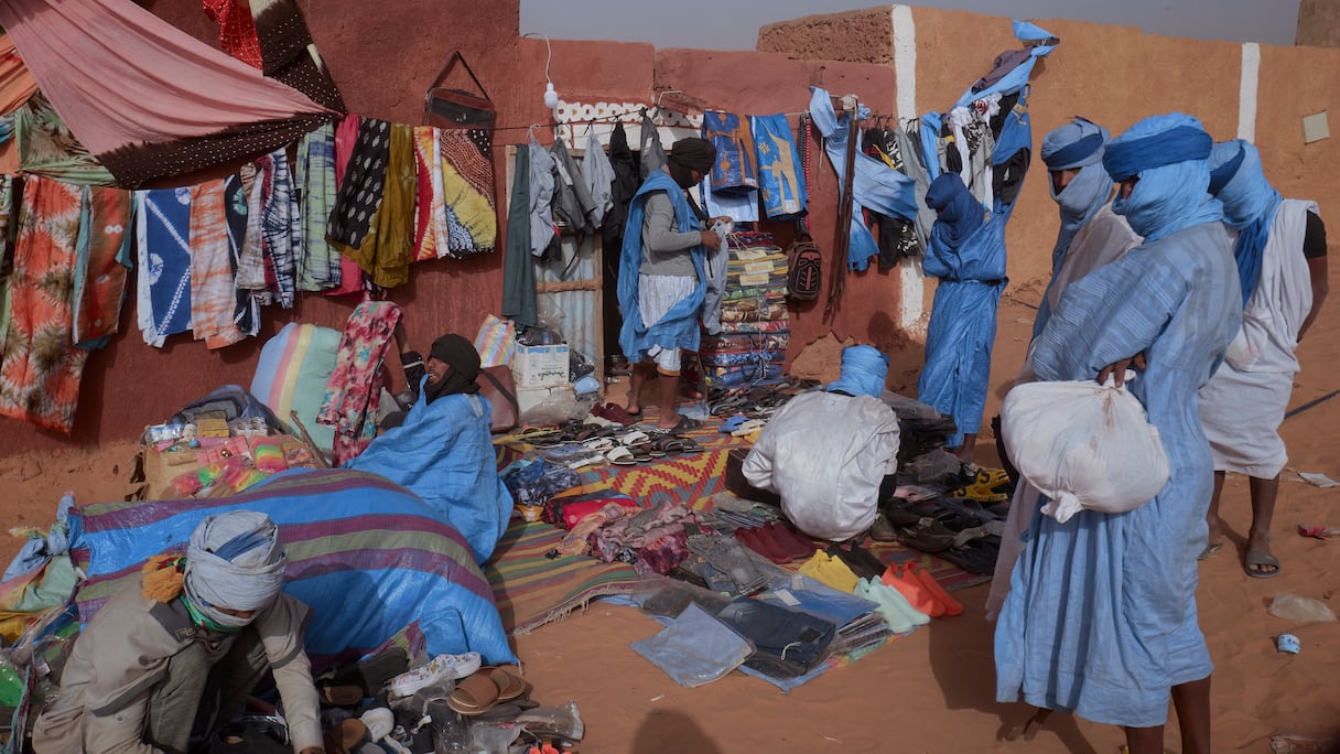 Des vendeurs de tissus traditionnels au festival des villes anciennes, en 2023, et qui vise à célébrer le patrimoine historique et culturel de Ouadane, Chinguetti, Tichitt et Oualata, classées sites du patrimoine mondial par l’Unesco.