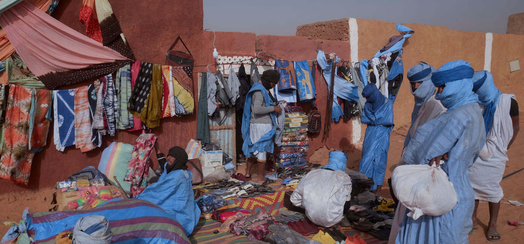 Des vendeurs de tissus traditionnels au festival des villes anciennes, en 2023, et qui vise à célébrer le patrimoine historique et culturel de Ouadane, Chinguetti, Tichitt et Oualata, classées sites du patrimoine mondial par l’Unesco.
