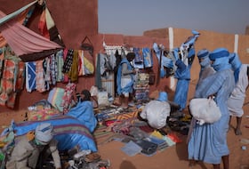 Des vendeurs de tissus traditionnels au festival des villes anciennes, en 2023, et qui vise à célébrer le patrimoine historique et culturel de Ouadane, Chinguetti, Tichitt et Oualata, classées sites du patrimoine mondial par l’Unesco.