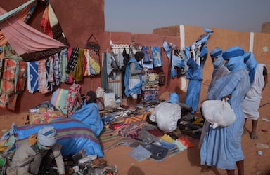 Des vendeurs de tissus traditionnels au festival des villes anciennes, en 2023, et qui vise à célébrer le patrimoine historique et culturel de Ouadane, Chinguetti, Tichitt et Oualata, classées sites du patrimoine mondial par l’Unesco.