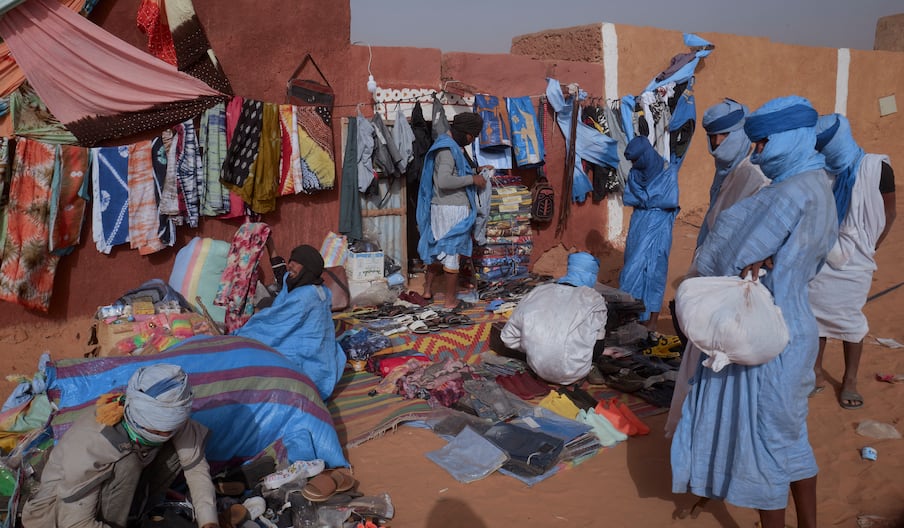 Des vendeurs de tissus traditionnels au festival des villes anciennes, en 2023, et qui vise à célébrer le patrimoine historique et culturel de Ouadane, Chinguetti, Tichitt et Oualata, classées sites du patrimoine mondial par l’Unesco.