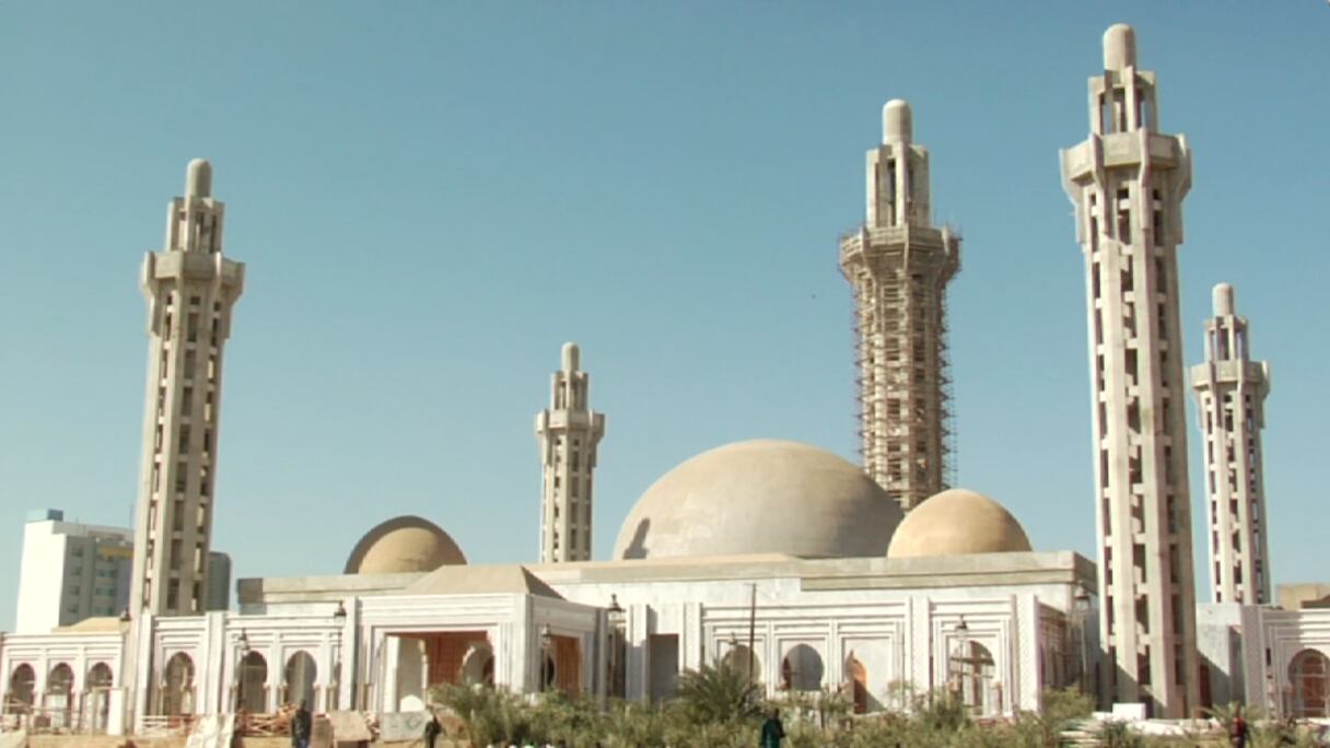 La Mosquée Massalikoul Jinane de Dakar qui s'étend sur une superficie bâtie de 10.000 m2 et une esplanade de 55.000m2, est la plus grande d'Afrique de l'Ouest.