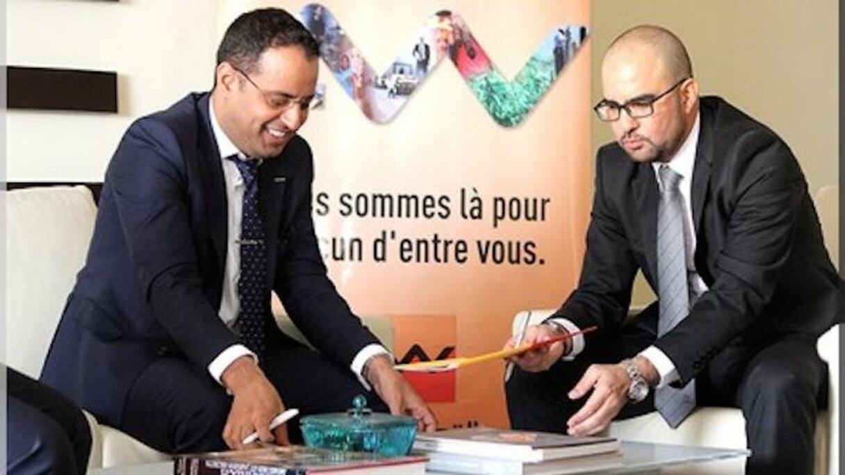 Ahmed Yahya, président de la Fédération mauritanienne de football (FFRIM), et Othmane Boudhaimi, directeur général d’Attijari Bank Mauritanie.