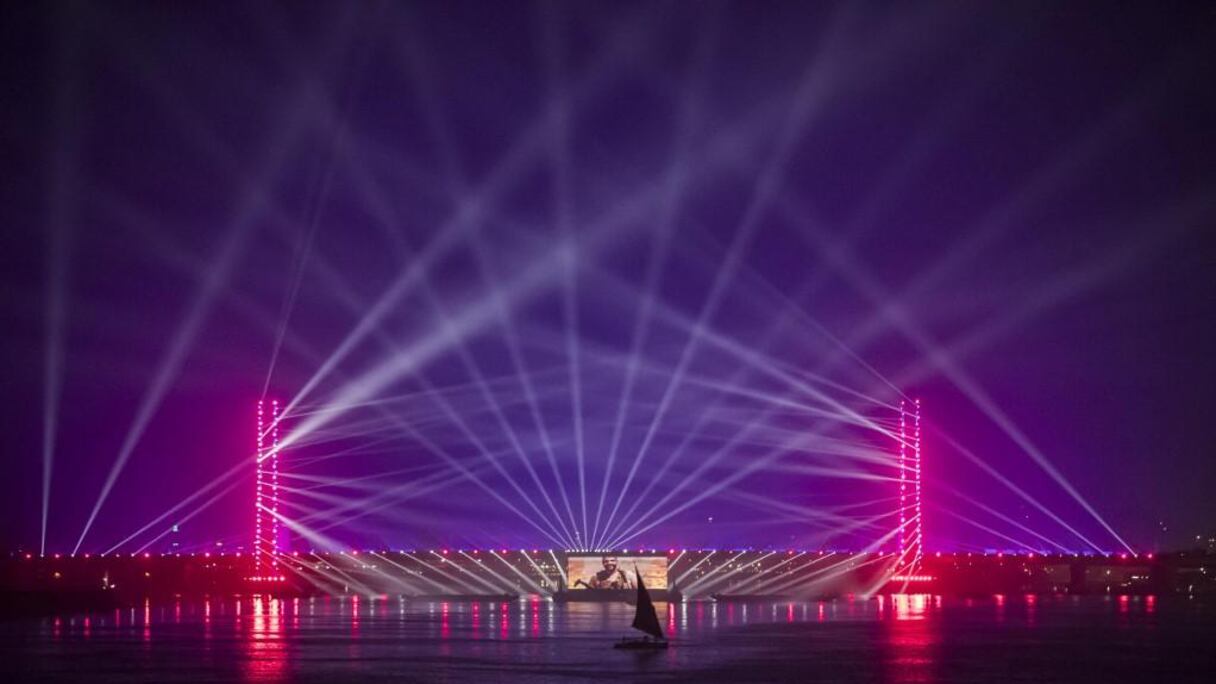 Des lumières sont vues sur le Nil dans la capitale égyptienne Le Caire lors des célébrations du Nouvel An, le 31 décembre 2020.