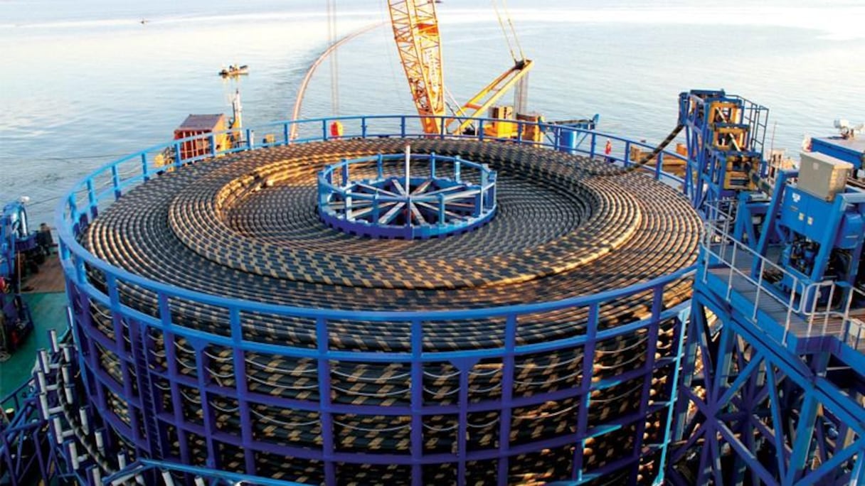 Internet: pose d'un câble sous marin.