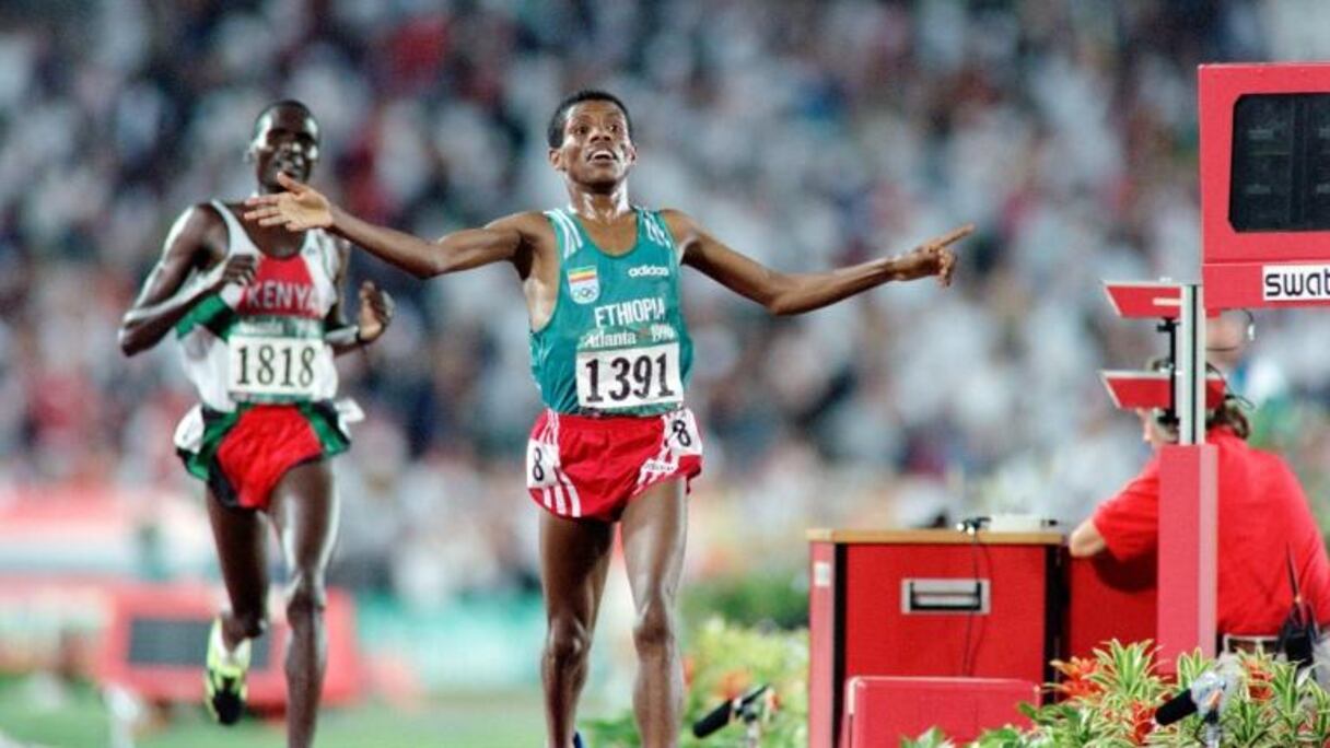L'Ethiopien Haile Gebreselassie, franchit en vainqueur la ligne d'arrivée du 10.000 m aux JO d'Atlanta, le 29 juillet 1996.