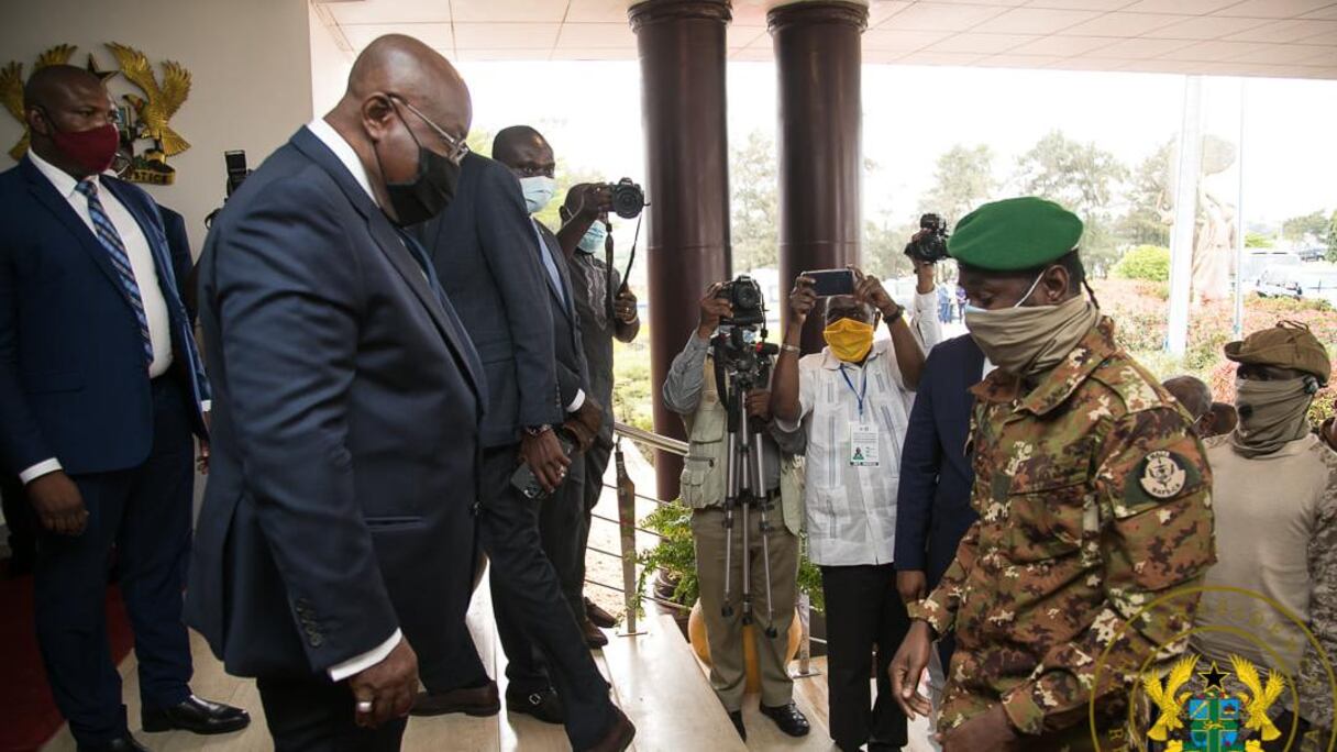 Le président ghanéen et président de la Cédéao, Nana Akufo Addo accueillant le colonel Assimi Goïta, chef de la junte malienne.