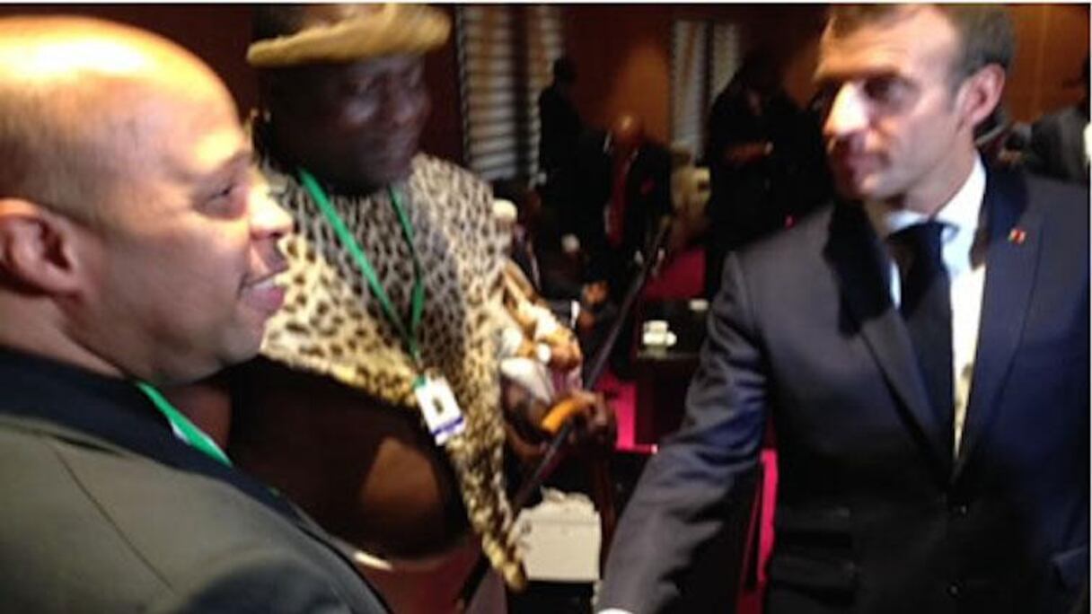 Le premier ministre Louis-Georges Tin, saluant le président français Emmanuel Macron sous le regard averti de SM Tchiffi Zié