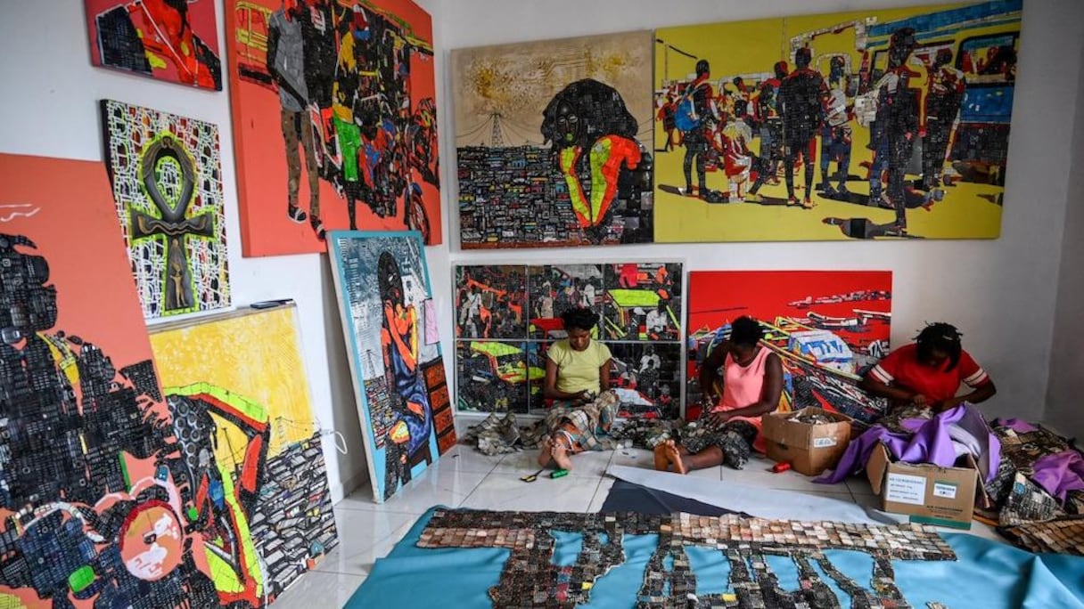 Des travailleurs dans l'atelier de l'artiste Mounou Désiré Koffi.