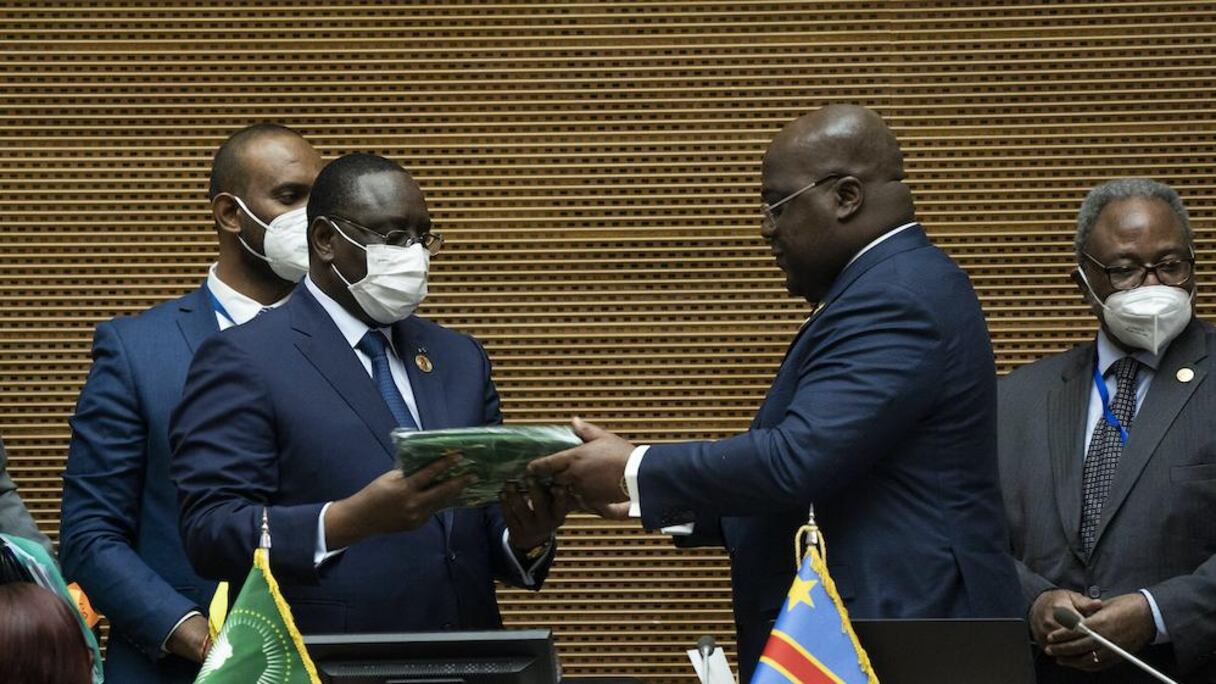 Passation de pouvoirs entre Tshisekedi et Sall à la tête de l'Union africaine.