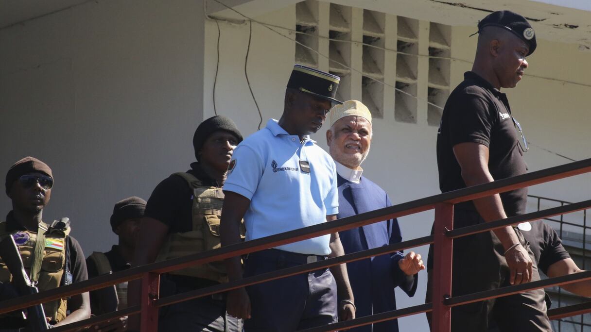 L'ancien président comorien Ahmed Abdallah Sambi (2e R), escorté par des gendarmes, arrive au palais de justice de Moroni le 21 novembre 2022. - Sambi, qui a été président de 2006 à 2011, principal opposant à l'actuel dirigeant Azali Assoumani, est en résidence surveillée depuis mai 2018.