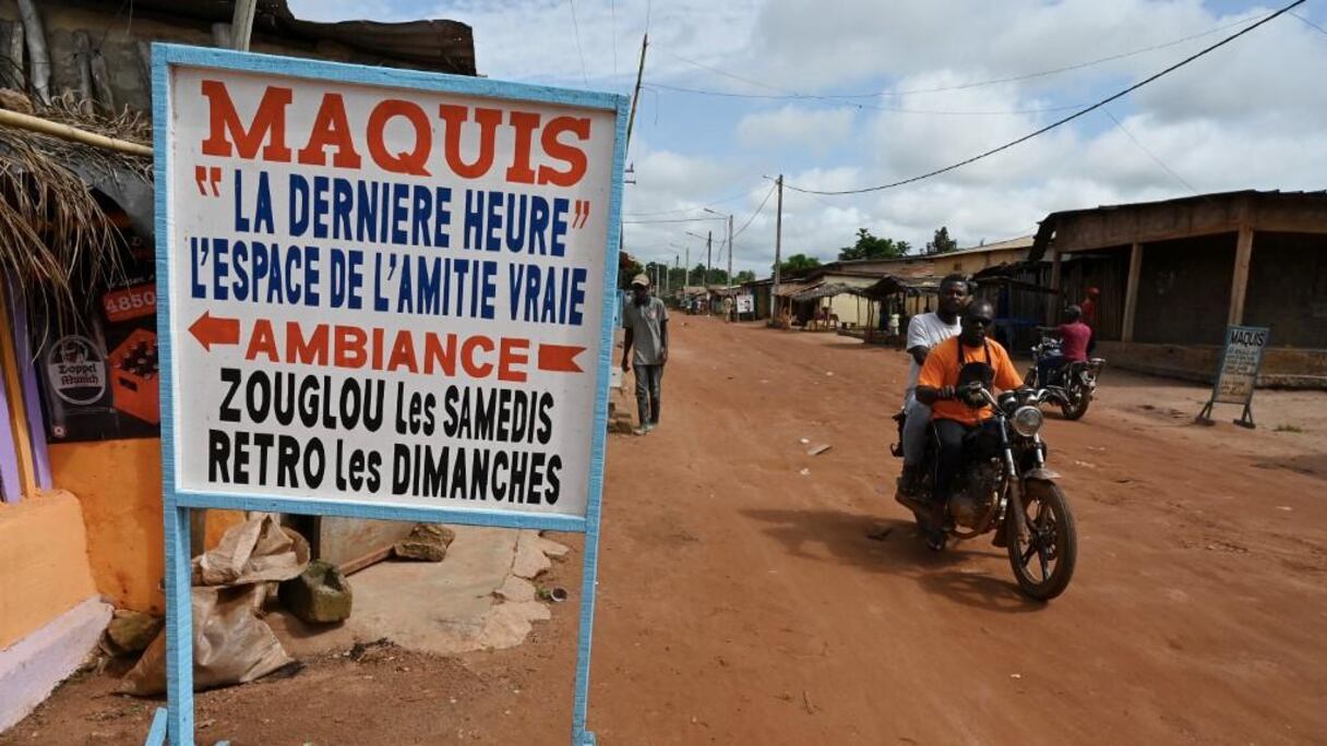 Un maquis, bar-restaurant populaire, au quartier "Carrefour" de Douékoué.