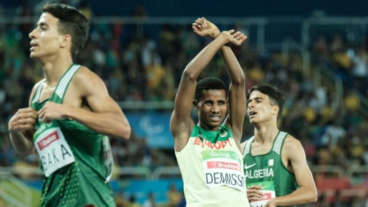L'athlète éthiopien Tamiru Demisse, médaillé d'argent lors du 1.500 m des Jeux paralympiques, fait un geste de protestation, le 11 septembre 2016 à Rio
