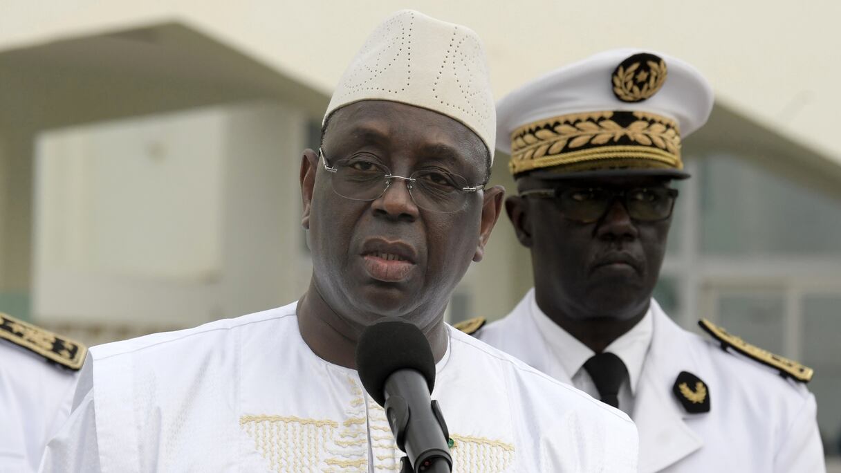 Le président sénégalais Macky Sall fait une déclaration après avoir visité l'hôpital public Mame Abdou Aziz Sy Dabakh, où 11 nouveau-nés sont morts dans un incendie le 27 mai 2022 dans la ville occidentale de Tivaouane.