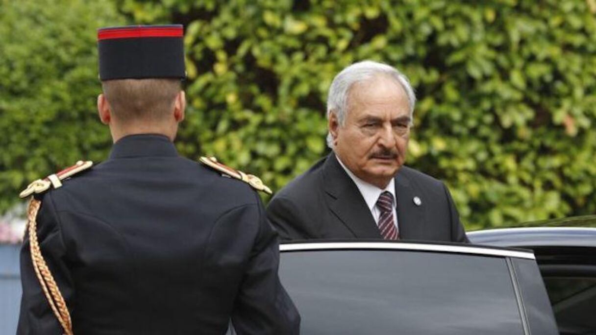 Photo non datée du Maréchal Khalifa Haftar, montrant un garde républicain ouvrir lui ouvrir une portière.